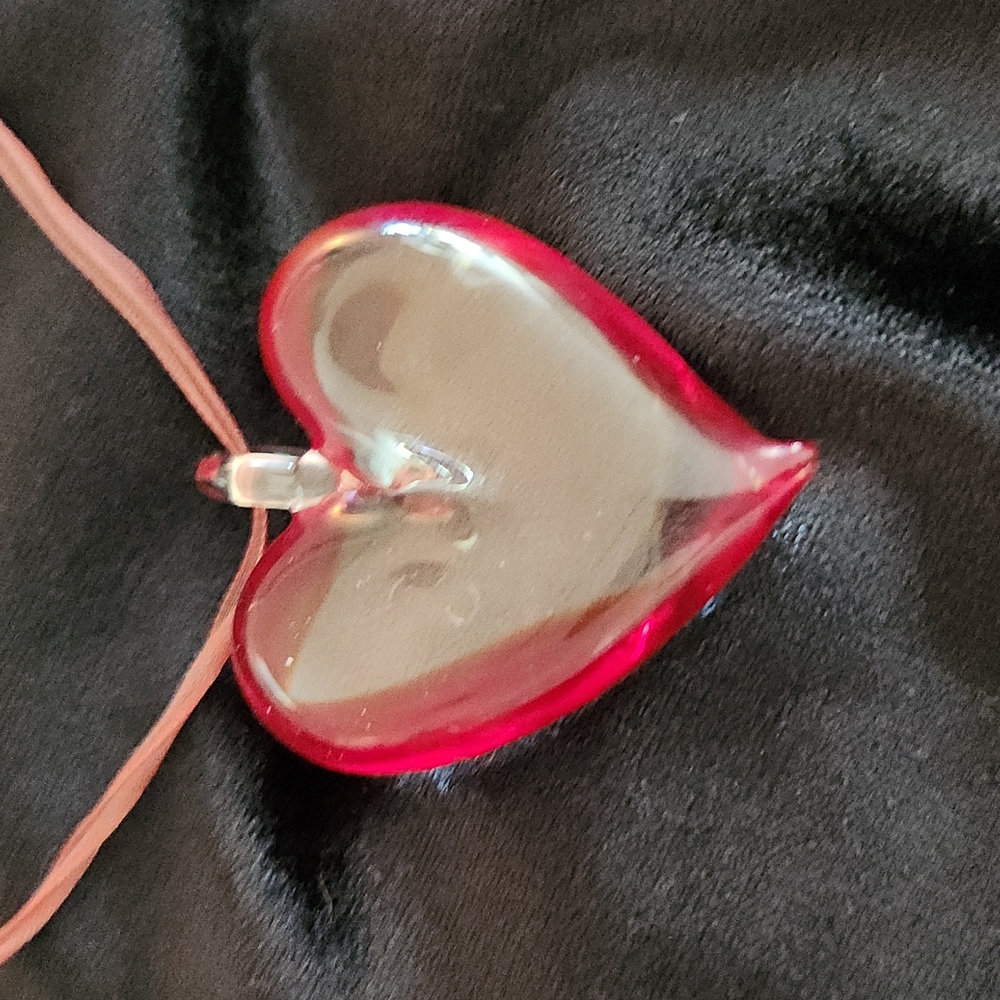A RARE FIND! YUMMI- Made in Italy Glass Heart Necklace Set♥️